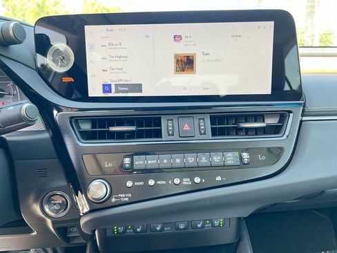 Certified 2024 Lexus ES 300h w/ Technology Package FWD image 17