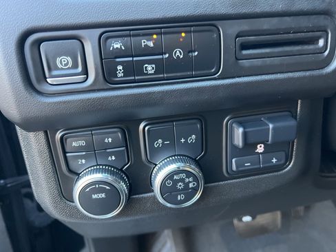 Used 2024 GMC Yukon XL SLT w/ SLT Premium Package image 14