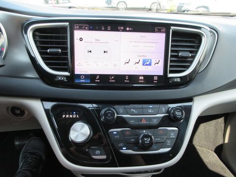 Used 2023 Chrysler Pacifica Touring-L FWD image 29