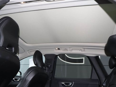 Used 2019 Volvo XC60 T5 Momentum w/ Multimedia Package image 9