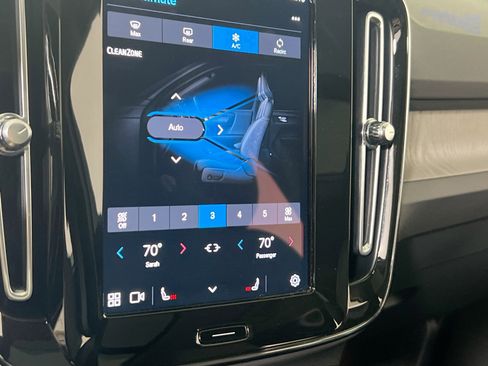 Used 2023 Volvo XC40 B5 Plus image 16