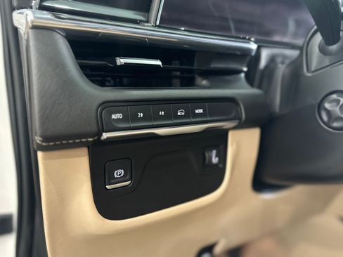 Used 2024 Cadillac Escalade Premium Luxury AWD/4WD image 13