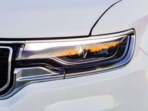 Certified 2024 Jeep Wagoneer Series II w/ Flexible Seating Group image 15