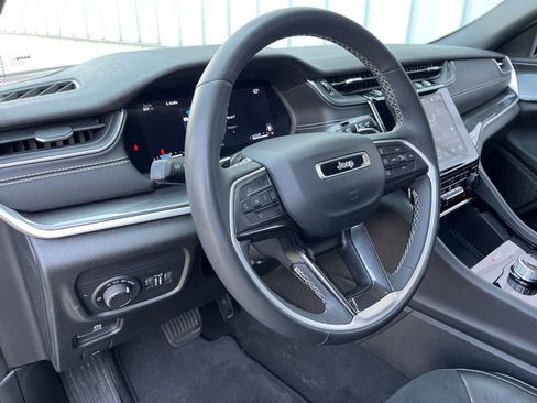 Used 2023 Jeep Grand Cherokee Altitude AWD/4WD image 2