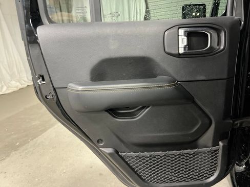 Used 2025 Jeep Wrangler Unlimited Sahara AWD/4WD image 17