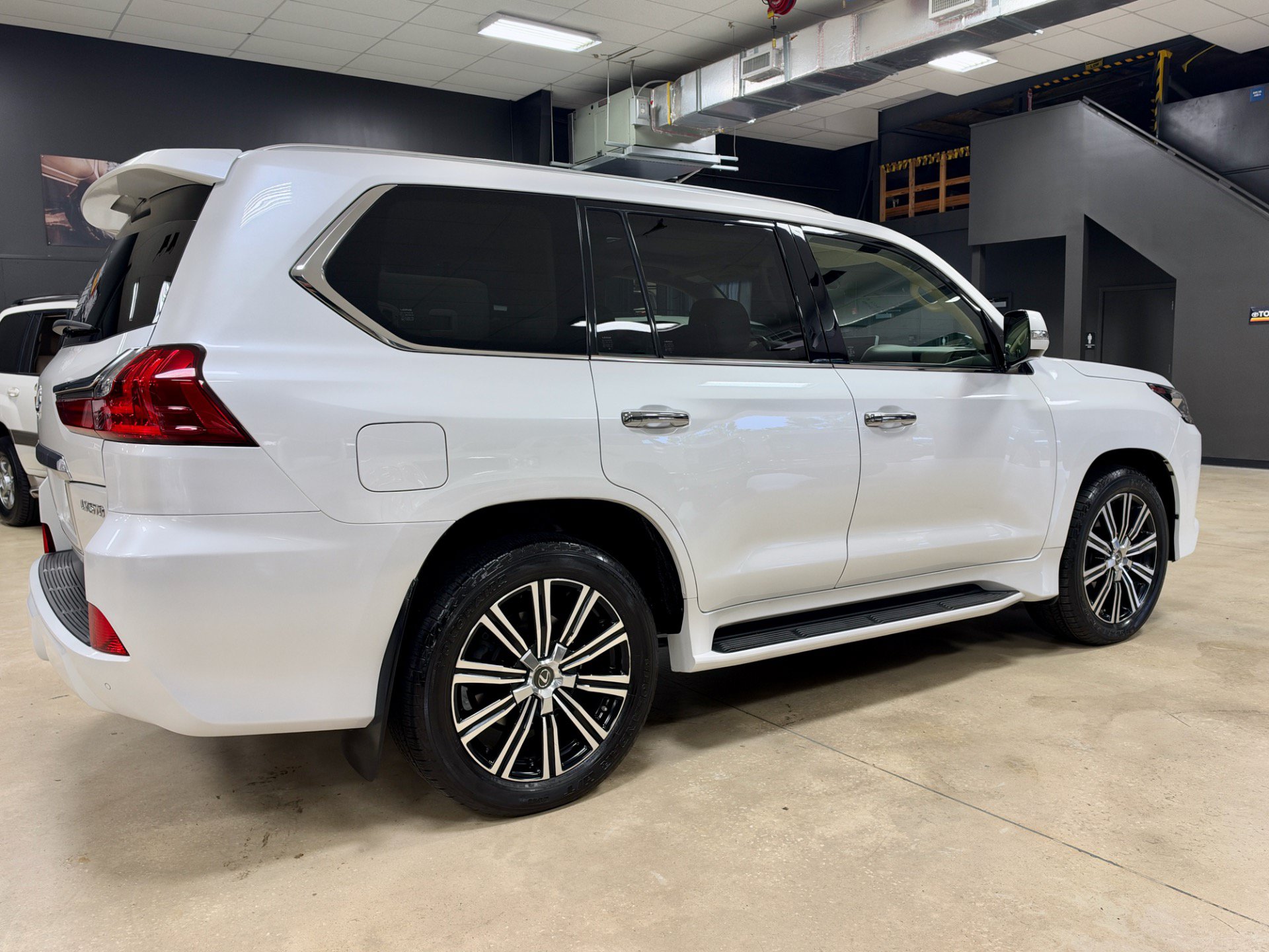 Used 2018 Lexus LX 570 4WD w/ Luxury Package image 12