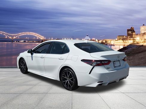Used 2022 Toyota Camry SE w/ Audio Upgrade Package image 3
