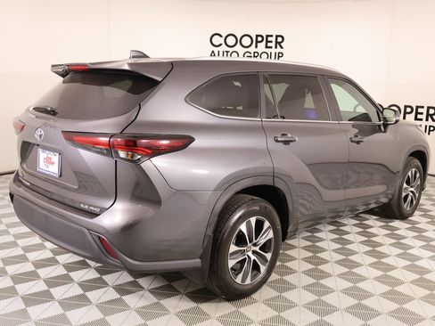 Used 2024 Toyota Highlander XLE AWD/4WD image 22