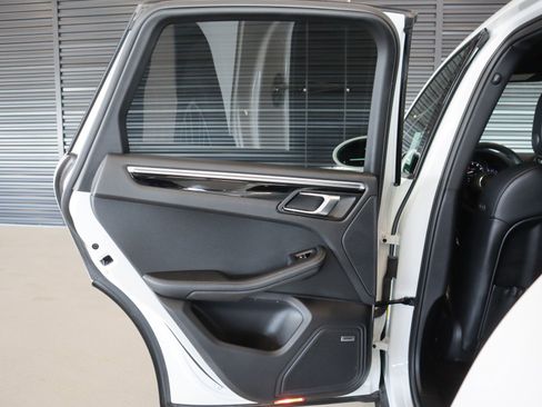 Certified 2024 Porsche Macan image 23