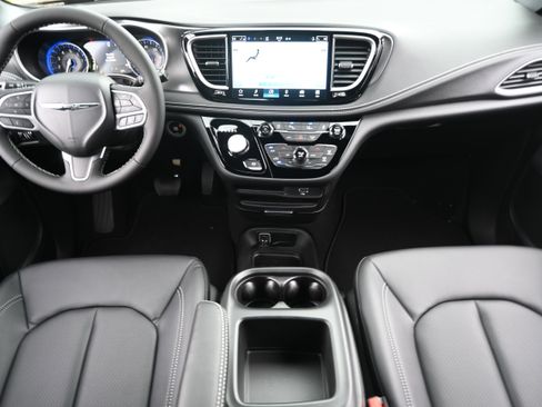 New 2026 Chrysler Pacifica Select image 3