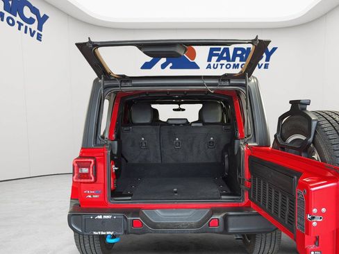 Used 2023 Jeep Wrangler Unlimited Sahara w/ Cold Weather Group AWD/4WD image 9