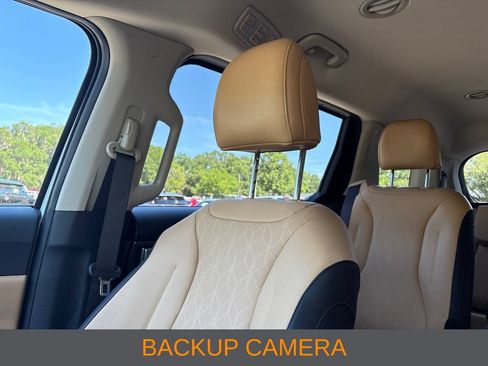 Used 2024 Kia Carnival LX FWD image 6