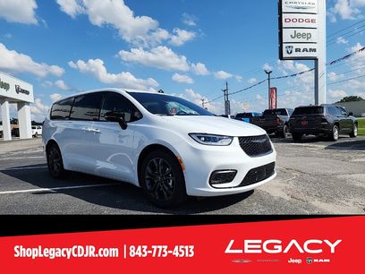 New 2026 Chrysler Pacifica Select