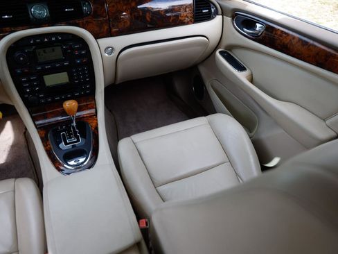 Used 2004 Jaguar XJ8 image 22
