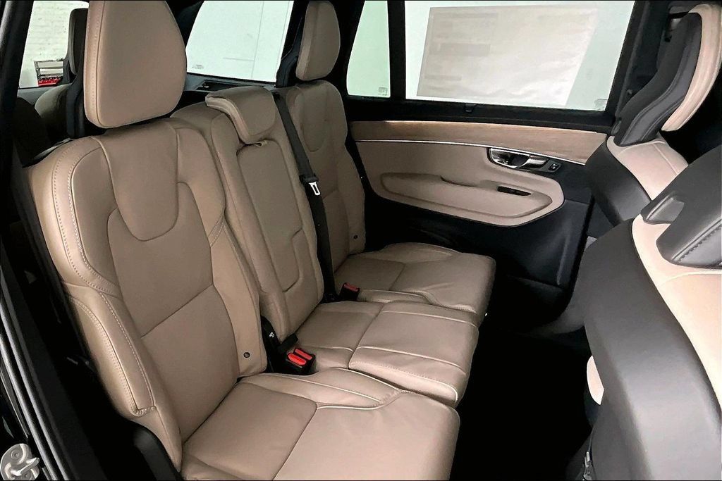 New 2026 Volvo XC90 T8 Plus w/ Protection Package Premier AWD/4WD image 6