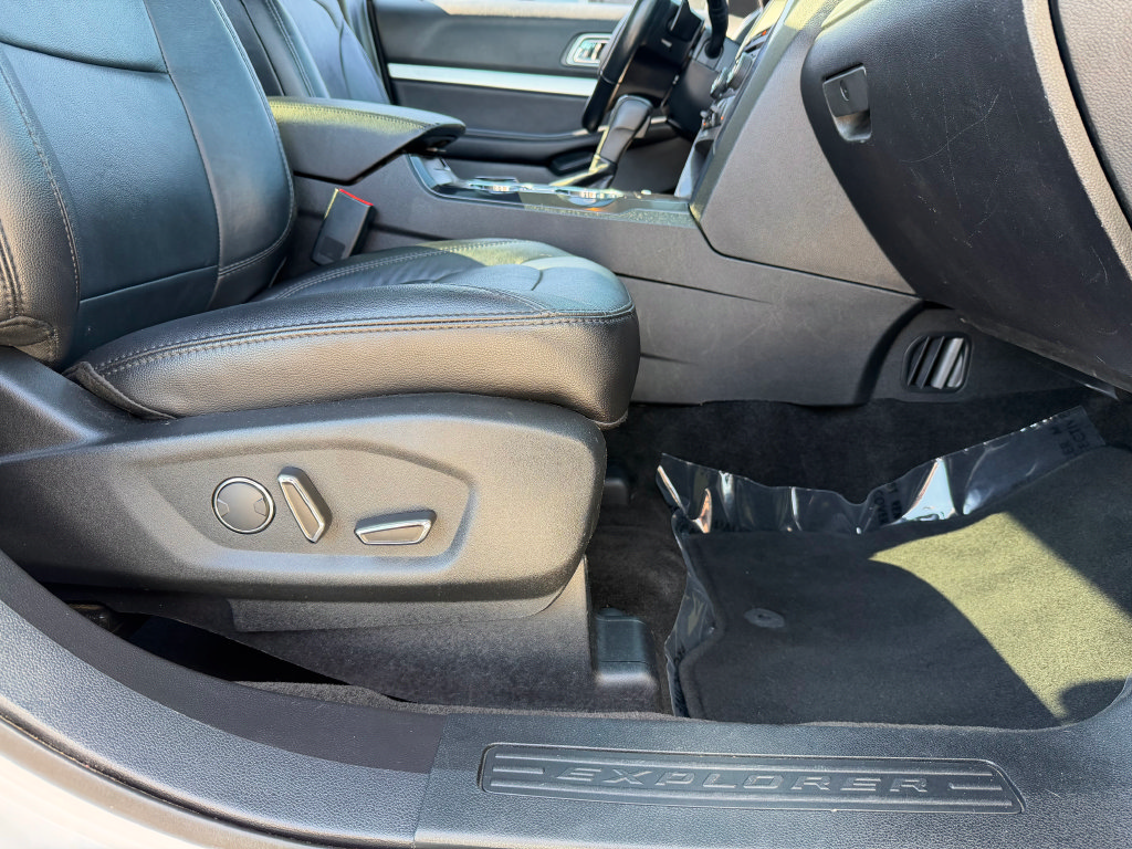Used 2017 Ford Explorer XLT w/ Equipment Group 202A FWD image 33