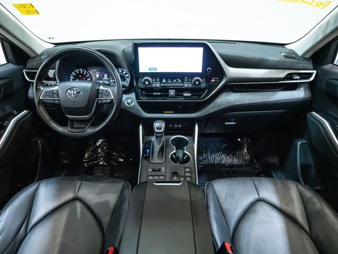 Used 2023 Toyota Highlander XLE image 9