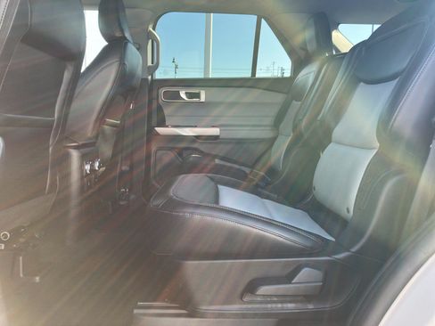 Used 2022 Ford Explorer XLT w/ Equipment Group 202A AWD/4WD image 27