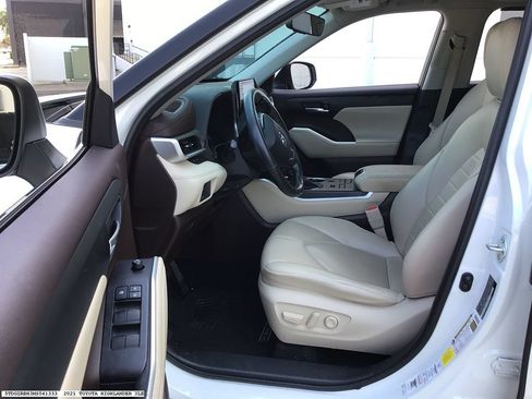 Used 2021 Toyota Highlander XLE AWD/4WD image 8