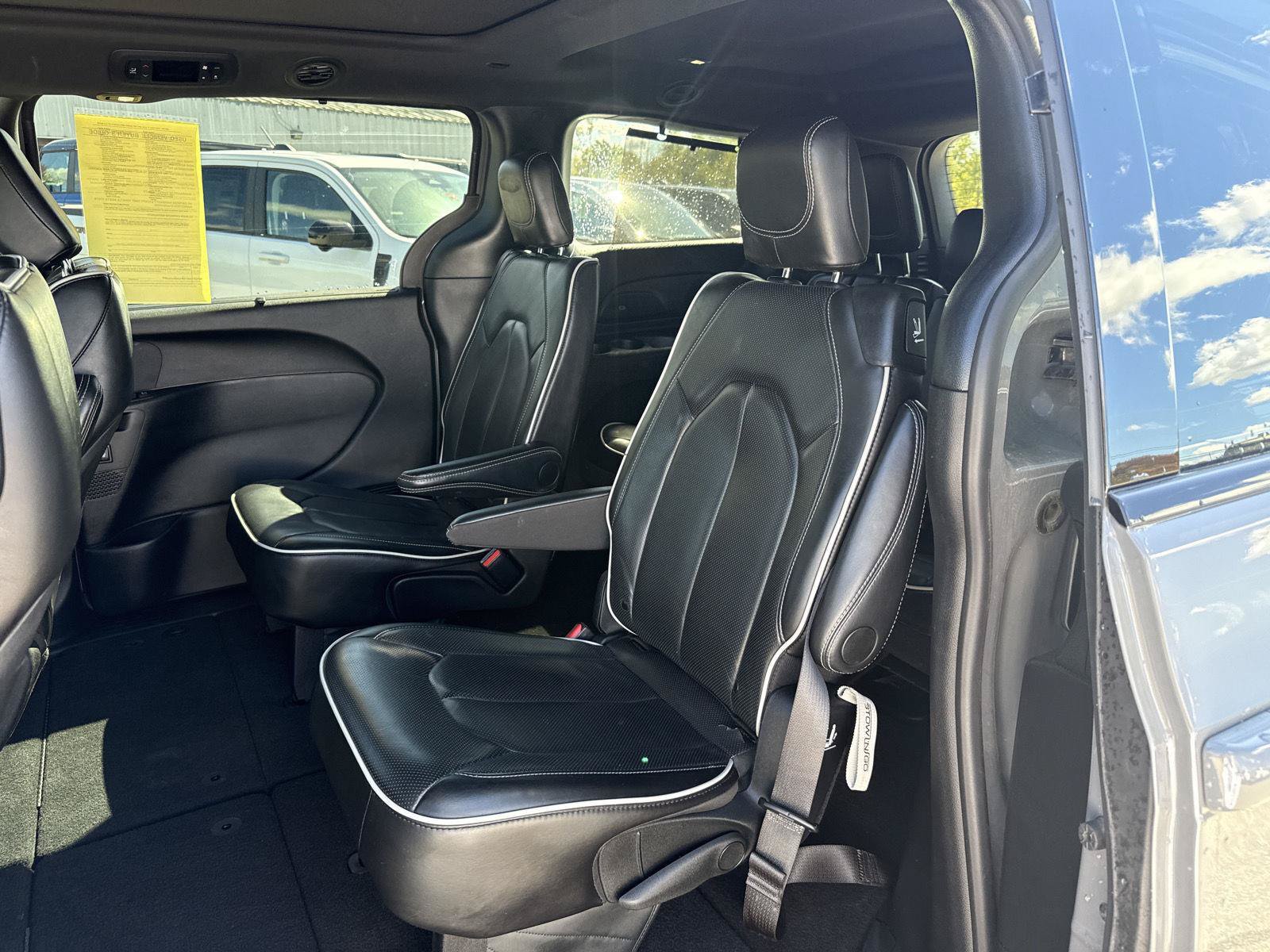 Used 2025 Chrysler Pacifica Limited FWD image 12