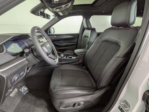 New 2025 Jeep Grand Cherokee L Altitude image 16