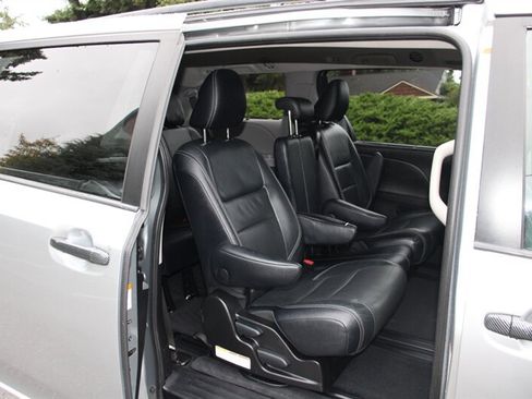 Used 2015 Toyota Sienna SE w/ SE Preferred Package FWD image 6