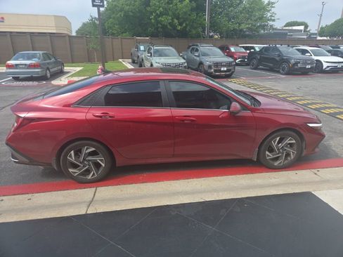 Used 2025 Hyundai Elantra Limited FWD image 8