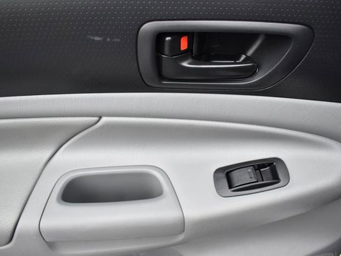 Used 2012 Toyota Tacoma TRD Off-Road image 12