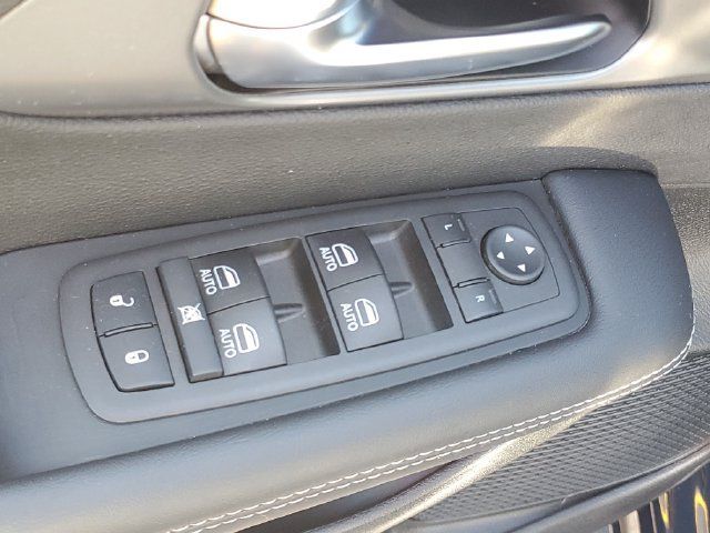 Used 2025 Chrysler Pacifica Select FWD image 16