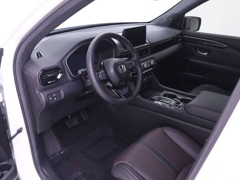 Certified 2025 Honda Pilot Black Edition image 3