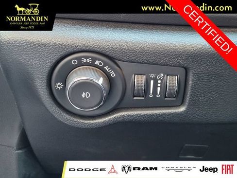 Certified 2025 Chrysler Pacifica Select FWD image 13