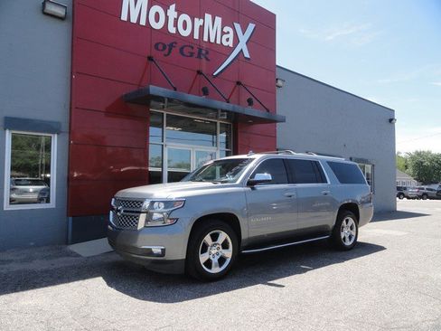 Used 2020 Chevrolet Suburban Premier w/ Premier 6.2L Value Package AWD/4WD image 1