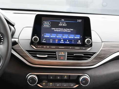 Used 2025 Nissan Altima 2.5 SV FWD image 11
