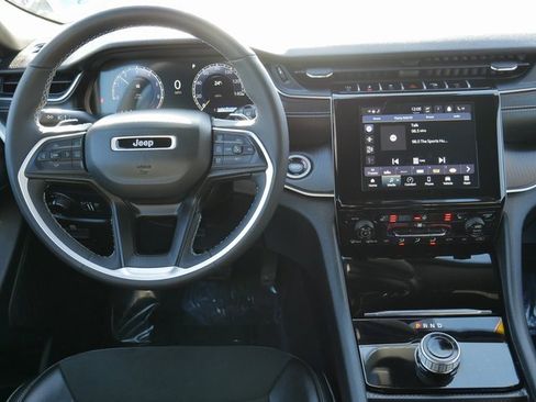 Used 2024 Jeep Grand Cherokee Altitude image 16