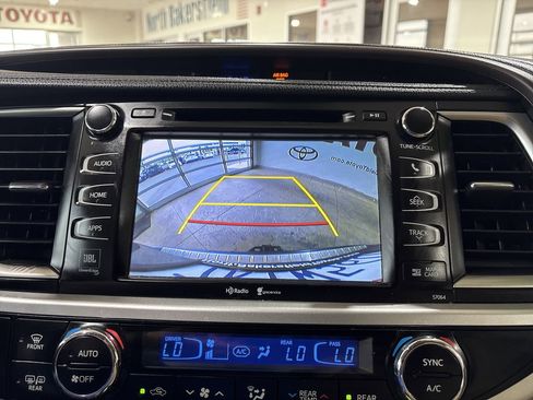 Used 2015 Toyota Highlander Limited Platinum AWD/4WD image 18