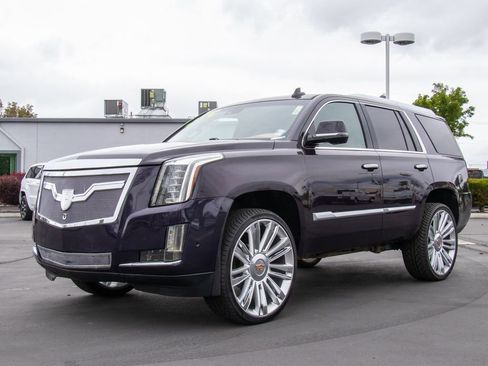 Used 2018 Cadillac Escalade Platinum AWD/4WD image 3