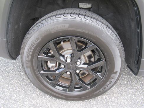 Used 2024 Jeep Grand Cherokee L Laredo AWD/4WD image 8