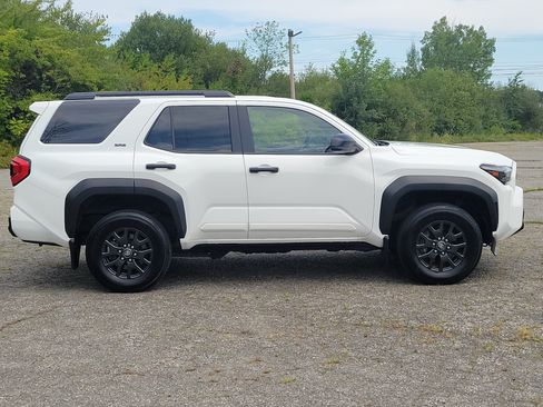 Used 2025 Toyota 4Runner SR5 AWD/4WD image 4