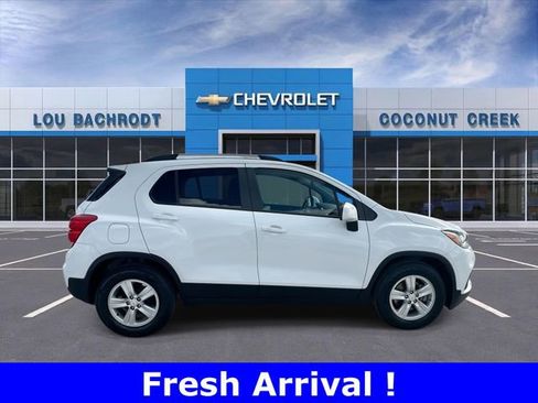 Used 2022 Chevrolet Trax LT w/ LT Convenience Package image 9