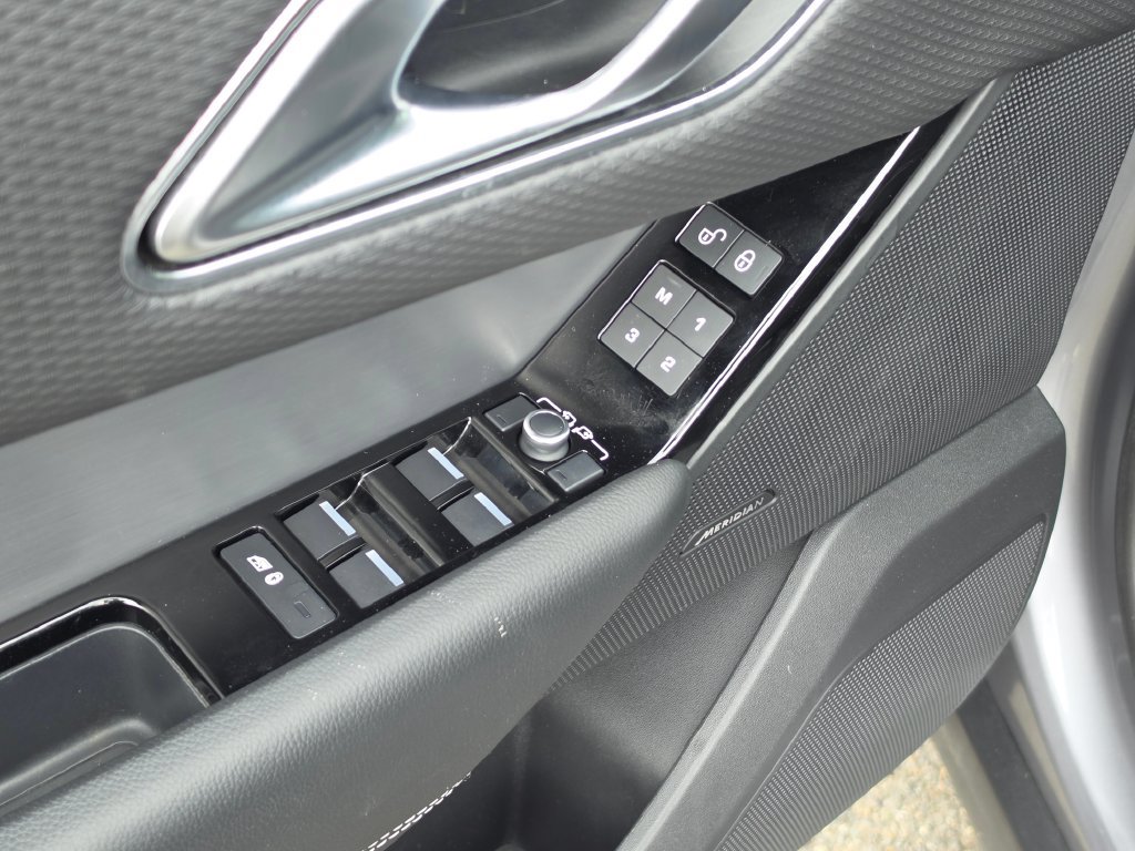 Used 2020 Land Rover Range Rover Velar R-Dynamic S AWD/4WD image 27