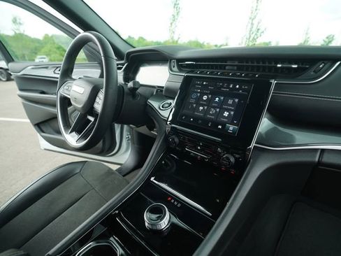 Used 2023 Jeep Grand Cherokee L Laredo image 35