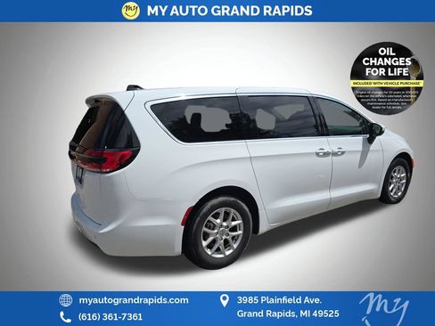 Used 2023 Chrysler Pacifica Touring-L FWD image 7