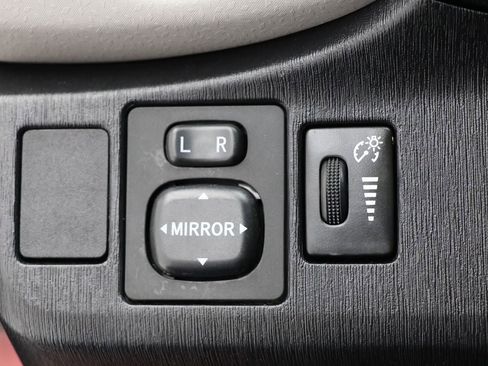 Used 2012 Toyota Yaris L image 22