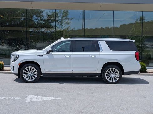 Used 2022 GMC Yukon XL Denali AWD/4WD image 2