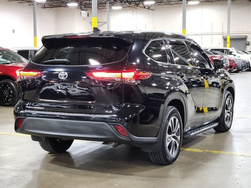 Used 2022 Toyota Highlander XLE FWD image 8