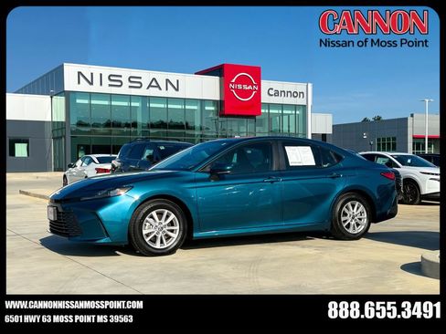 Used 2025 Toyota Camry LE w/ Convenience Package FWD image 1