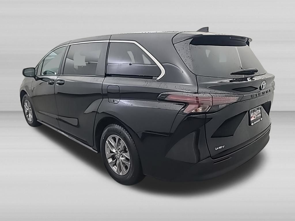 Used 2025 Toyota Sienna LE FWD image 7