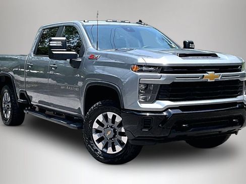 Used 2024 Chevrolet Silverado 2500 Custom w/ Custom Value Package AWD/4WD image 2