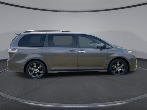 Used 2016 Toyota Sienna SE FWD image 9