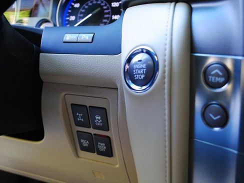 Used 2011 Lexus LX 570 4WD w/ Luxury Pkg image 36